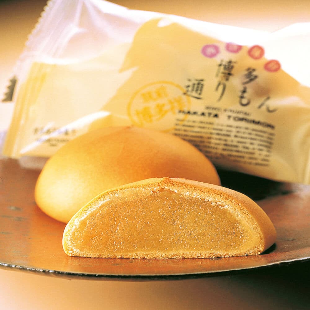 Sharing omiyage with coworkers in Japanese workplace culture