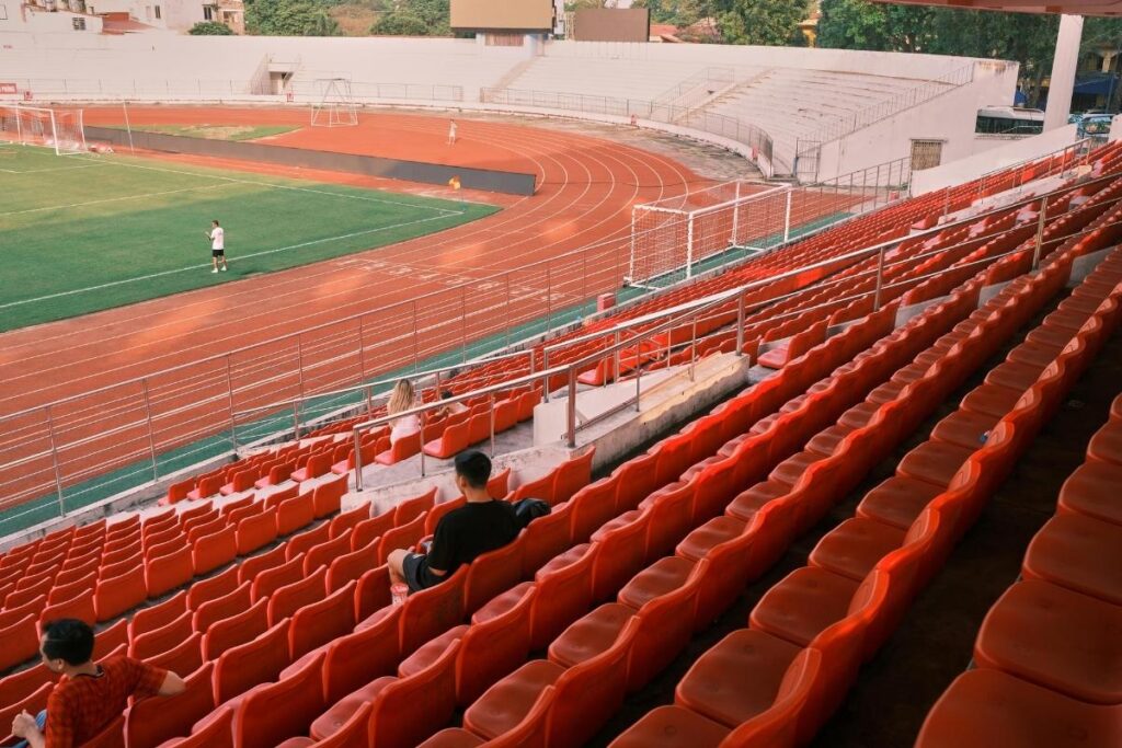 Japanese city street with no visible trash cans, highlighting Japan’s culture of cleanliness and shared responsibility