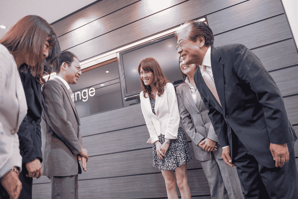 Why Japan Is Like This: Bowing Instead of Handshakes