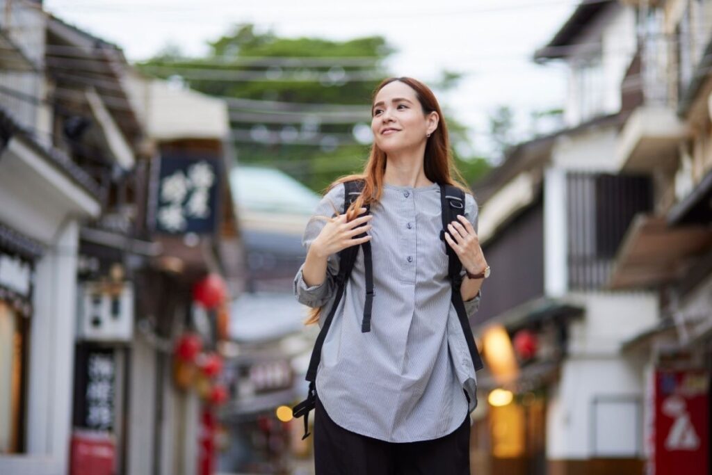 Japanese person helping a foreign traveler 