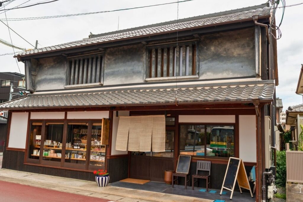 Why Don't Japanese People Acknowledge "Irasshaimase"?
