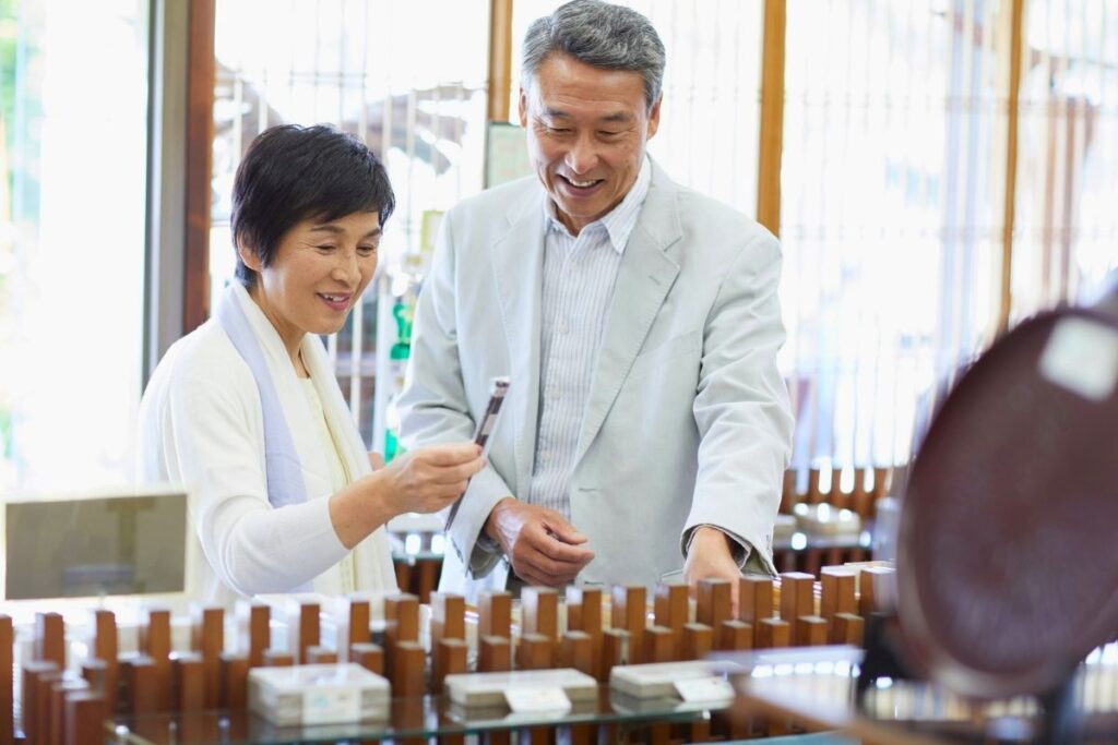 Why Don't Japanese People Acknowledge "Irasshaimase"?
